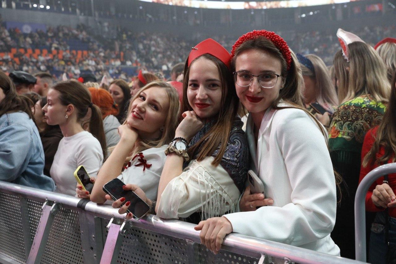 Фото Тысячи фанатов в кокошниках поют «Плывет веночек». В «Сибирь-Арена» с аншлагом проходит грандиозный концерт Надежды Кадышевой. ОНЛАЙН 13